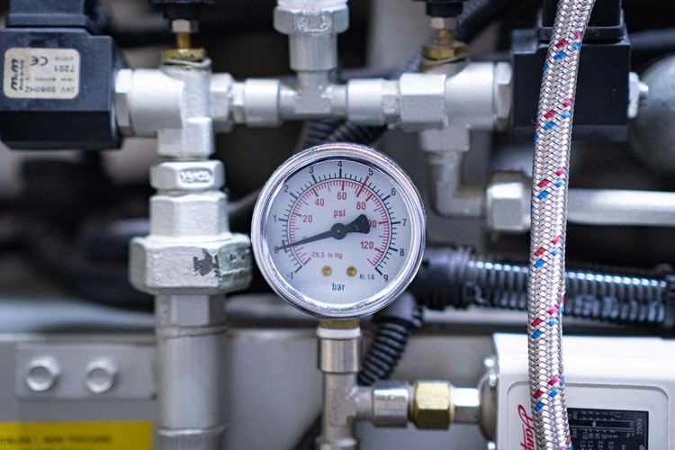 Pressure gauge fitted to a water pipe manifold
